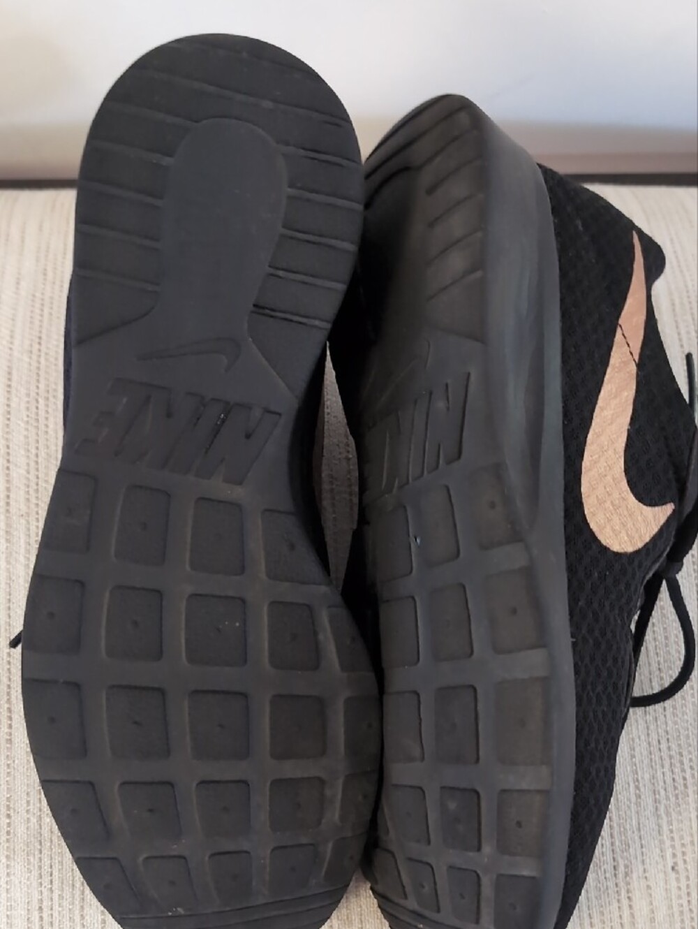NIKE Tanjun Women's Running Shoes Athletic Sneakers 9 - Picture 4 of 9